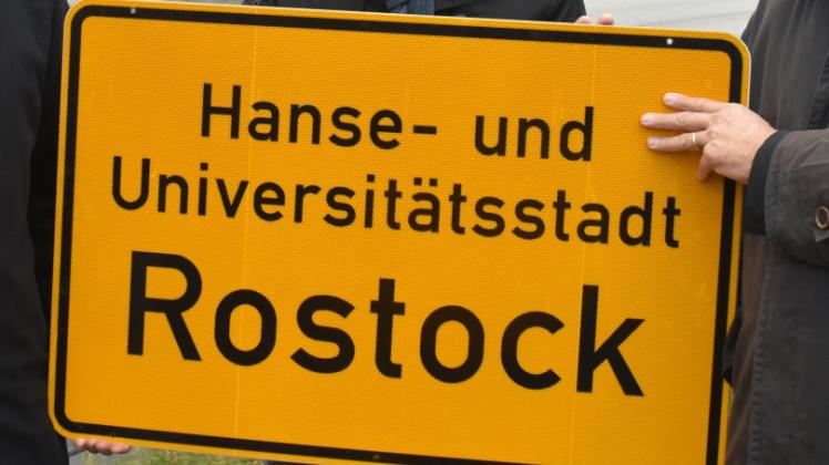 Rostock  Ab sofort präsentiert sich Rostock mit seinem neuen Doppeltitel. Gestern haben OB Roland Methling (v.l.), Senator Holger Matthäus und Uni-Rektor Wolfgang Schareck das erste Ortsschild angebracht. Seite 7 