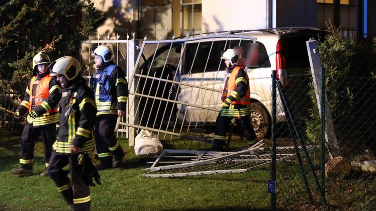 Sturzbetrunkener Autofahrer fliegt bei Unfall in Admannshagen über Regenrückhaltebecken und schleudert an Hauswand: 47-Jähriger torkelt nach Crash mit 3 Promille nach Hause