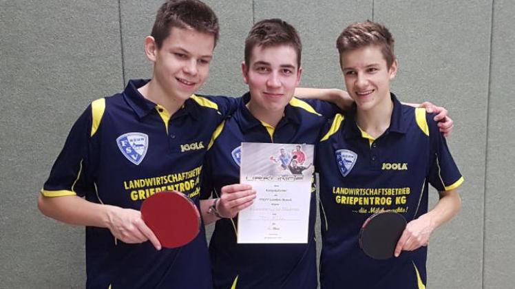 Ein Novum im Tischtennis: Mit dem FSV Rühn V (v.l.: Matthes Kuntermann, Jonas Vock und Hannes Kuntermann) belegte eine Schülermannschaft in einem Wettbewerb bei den Erwachsenen bei neun Mannschaften einen 2. Platz.  
