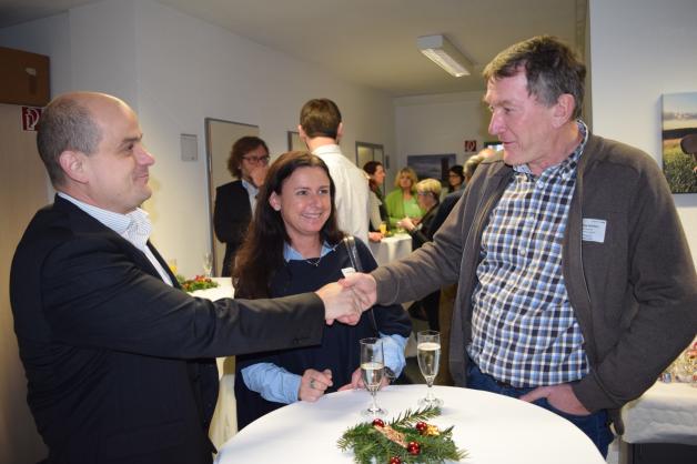 Handschlag: Laages Bürgermeister Holger Anders (l.) und Krakows Bürgermeister Wolfgang Geistert. In der Mitte freut sich Anett Zimmermann von der Stadt Güstrow. 