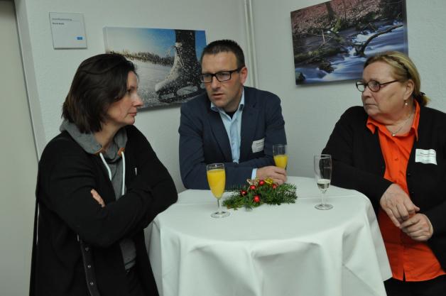 Smalltalk: Die Güstrow-Card-Geschäftsführerinnen Annegret Dräger (r.) und Heike Gerlach mit Werbefachmann Thoralf Stindl.
