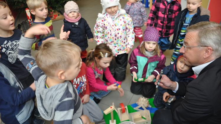 Wemag-Mitarbeiter Thomas Pätzold übergab gestern den Kindern der Kita Eldespatzen“ Eldena das Spel mit der Rennmaus. 