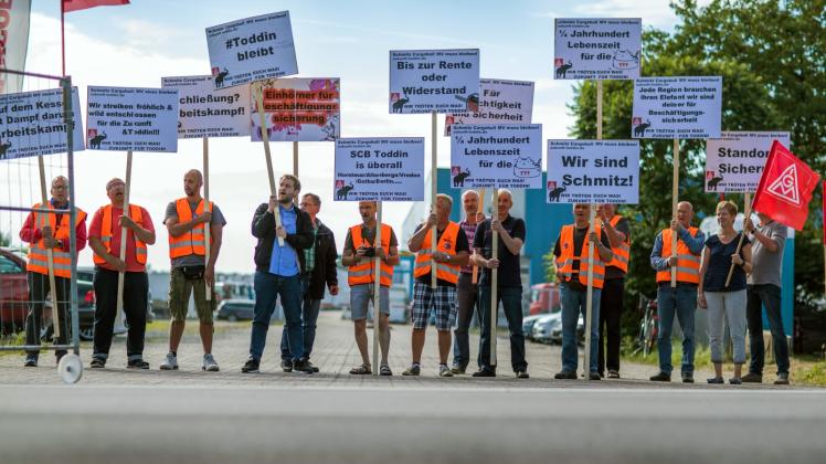 Mitarbeiter von Schmitz Cargobull protestierten im Sommer gegen eine drohenden Werkschließung in Toddin - mit Erfolg.