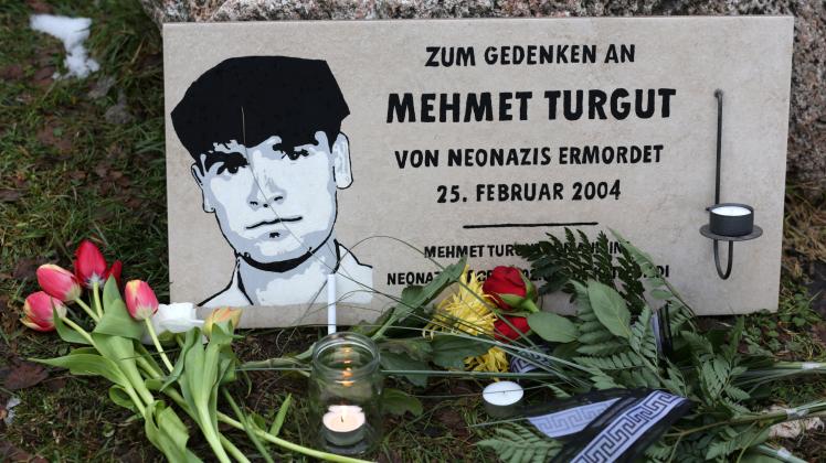 Nach einer Gedenkveranstaltung für Mehmet Turgut am Ort des Verbrechens liegen am 25.02.2013 in Rostock Blumen vor einer improvisierten Gedenktafel. 