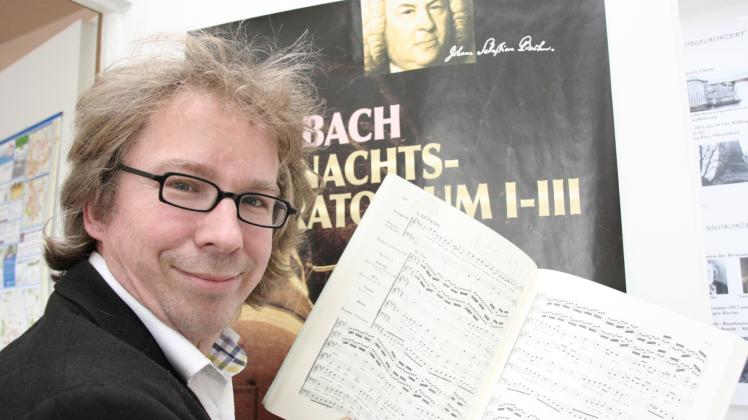 Geprobt wird seit Wochen: Rellingens Kantor Oliver Schmidt brütet über den Noten des Weihnachtsoratoriums von Johann Sebastian Bach (1685-1750). 
