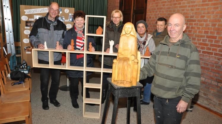 Die Sitzmadonna erhält heute ihren Platz in der Winterkirche. Karsten Simoneit (r.) hat sie angefertigt. Pastor Bernd Klaas, Solveig Leo, Christiane Beth, Lehrerin Corinna Jürß und Karl-Georg Haustein (v.l.) stellen probeweise die kleine Ton-Madonnen ins Regal Die Sitzmadonna erhält heute ihren Platz in der Winterkirche. Karsten Simoneit (r.) hat sie angefertigt. Pastor Bernd Klaas, Solveig Leo, Christiane Beth, Lehrerin Corinna Jürß und Karl-Georg Haustein (v.l.) stellen probeweise die kleine Ton-Madonnen ins Regal