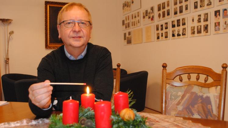 Im Licht des Adventskranzes: Stefan Krinke ist seit September Propst der katholischen St.-Anna-Gemeinde in Schwerin.