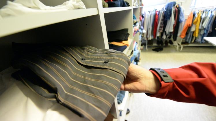 Einige Menschen sind auf die Kleiderkammer angewiesen. Die Bützower Kleiderkammer wird trotz des Bedarfes vom Amt Bützow-Land aber keine finanzielle Unterstützung erhalten. Einige Menschen sind auf die Kleiderkammer angewiesen. Die Bützower Kleiderkammer wird trotz des Bedarfes vom Amt Bützow-Land aber keine finanzielle Unterstützung erhalten.