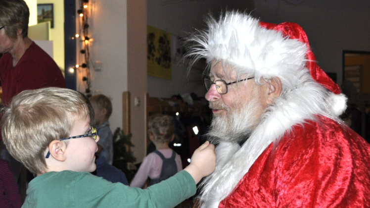 Einmal dem Weihnachtsmann am Bart ziehen – für den vierjährigen Béla ging dieser Wunsch in Erfüllung. 