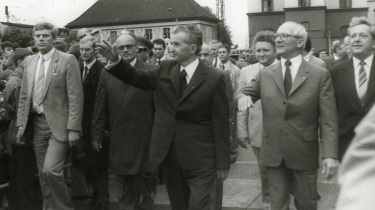 Nah an der Macht: Bernd Brückner (l.) beim Besuch des rumänischen Staatspräsidenten Nicolae Ceausescu (M.). Erich Honecker ist rechts auf dem Foto, das uns Reinhard Meyer gegeben hat.