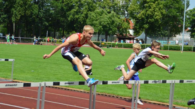Nicht nur über die Hürden Spitze: Tim Engel (l.) vom SC Hertha Karstädt lief in der AK M 12 die 75Meter in 9,82 Sekunden – Platz zwei in der nationalen Bestenliste. Engel ist einer der Nominierten bei der Wahl der Prignitzer Sportler 2017.