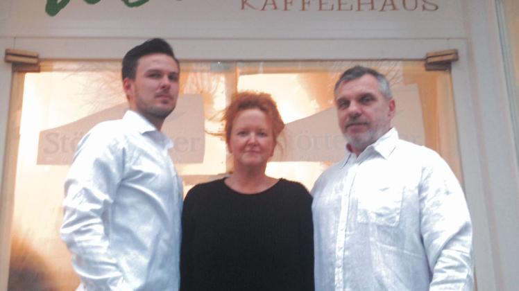 Zur Foto-Session gibt es weiße Hemden. Ansonsten soll der Kleidungsstil des Teams eher lässig sein: Die Inhaber Olaf und Kathrin Weber mit ihrem neuen Kaffeehausleiter Arne Ziesemer (l.). 