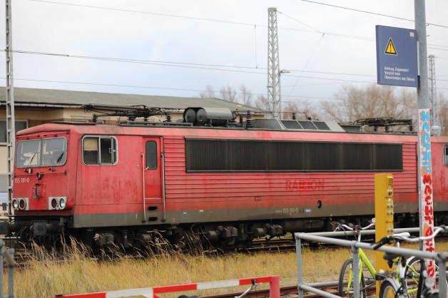 Drama am Wismarer Bahnhof: Zwei Jugendliche klettern auf Lokomotive und werden durch Stromüberschlag getötet