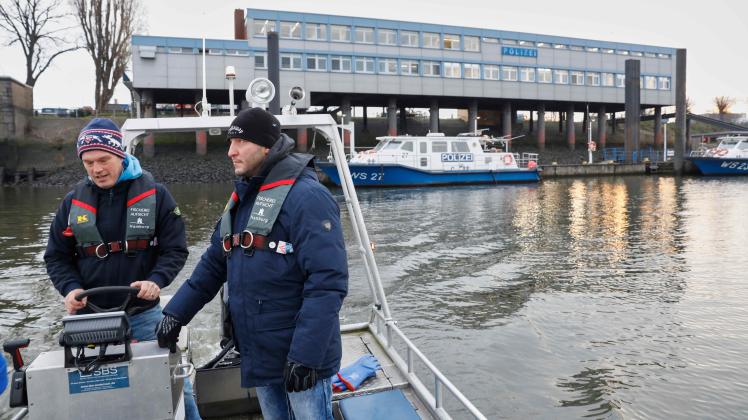 Martin Liebetanz-Vahldiek von der Fischereibehörde (l.) und Fischereiaufseher Engin Yurtcanauf Kontrollfahrt im Hamburger Hafen.