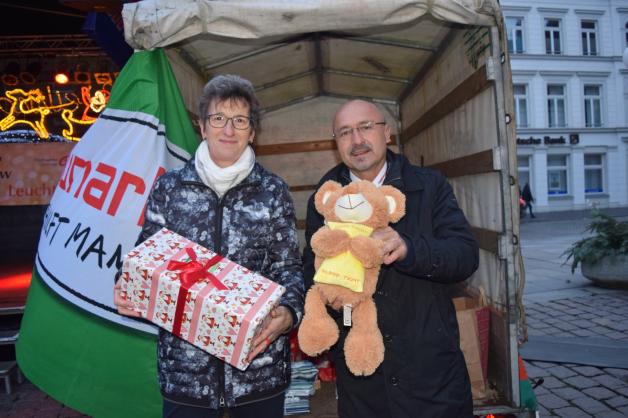 Hilfsaktion: Wilfried Minich vom Gewerbeverein übergab Sigrun Schippmann vom Frauenschutzhaus die gesammelten Geschenke. 