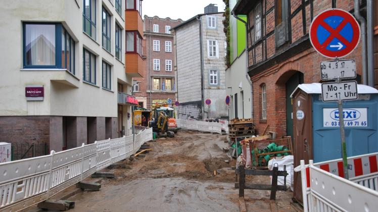 Das Hotel links, der Blumenladen rechts – beide Unternehmen leiden besonders jetzt in der Vorweihnachtszeit unter der Dauerbaustelle in der Klosterstraße. Das Hotel links, der Blumenladen rechts – beide Unternehmen leiden besonders jetzt in der Vorweihnachtszeit unter der Dauerbaustelle in der Klosterstraße.