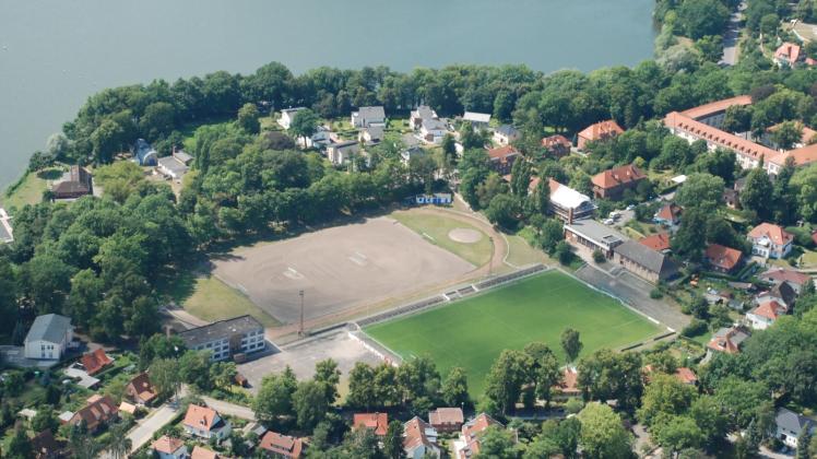 Kurz nach 17 Uhr wird es spannend: Wie werden die Kommunalpolitiker entscheiden? Bleibt der Sportplatz am Faulen See bestehen , oder nicht?