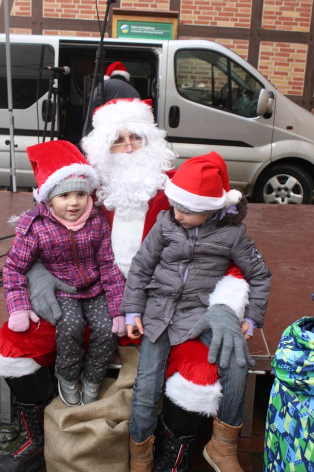 Kinder beim Rendezvous mit dem Weihnachtsmann.