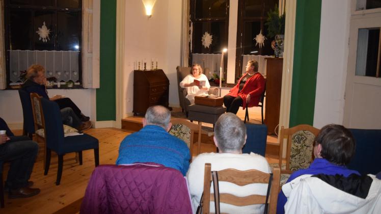 Lesung im Weitendorfer Herrenhaus mit Gastgeberin Ann Neuendorf sowie Heidi Wendt (hinten rechts).