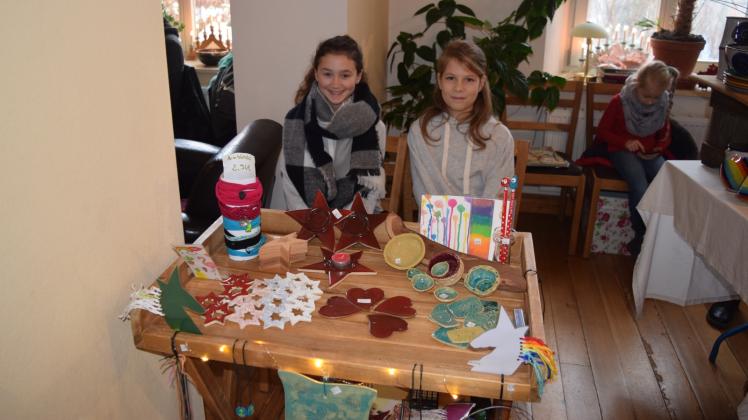 Mit eigenem Stand: Charlotte Burandt (l./13) und ihre Freundin Nuria Höppner (11). Nur das Brennen der kleinen Weihnachtskeramiken hatte Nurias Mama Karoline Höppner übernommen.