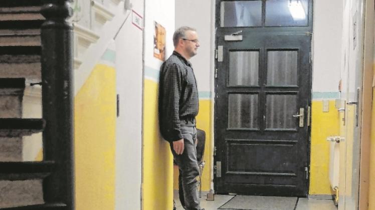 Im Asylheim am Bahnhof: Wolfgang Rall (56) kämpft seit Jahren für Toleranz in seiner Heimat Angermünde. 