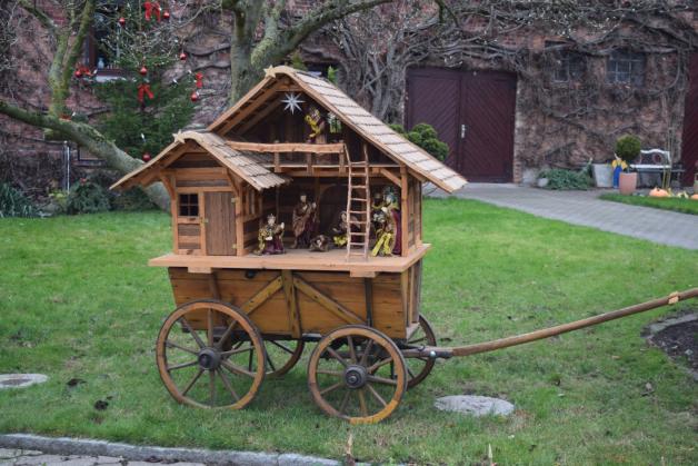 Auf dem Bollerwagen: riesige Weihnachtskrippe von Arno Diederichs. Fotos: R. Güttler Auf dem Bollerwagen: riesige Weihnachtskrippe von Arno Diederichs. Fotos: R. Güttler