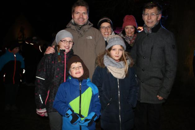 Auch Kai Dahlke und Claudia Wendt (hintere Reihe von links) aus Berlin nutzen die Lenzener Burgweihnacht zu einem Familientreffen. 