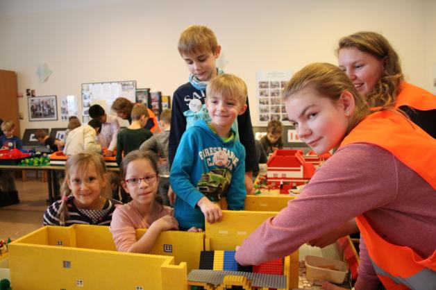 Das Rathaus darf natürlich nicht fehlen, sagen sich Greta, Tikvah, Dave und Tilo (v.l.). Gemeindemitglieder helfen ihnen. Das Rathaus darf natürlich nicht fehlen, sagen sich Greta, Tikvah, Dave und Tilo (v.l.). Gemeindemitglieder helfen ihnen.