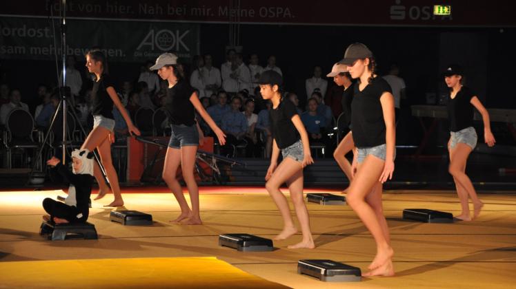 Mix der Bewegungen: Mitglieder des TSG Wismar präsentieren eine „Step by Step“-Aufführung und vereinen sportliches Turnen mit eleganten Tanzeinlagen. Fotos: ksei 