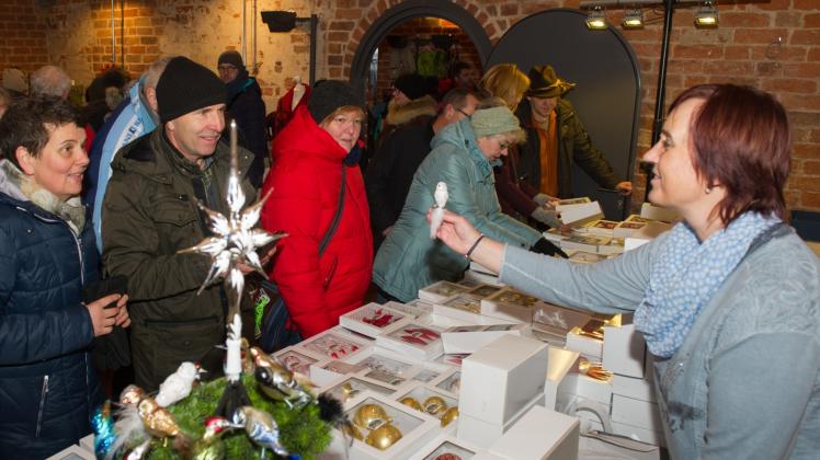 Beim Klostermarkt waren besonders weihnachtliche Accessoires der Renner. Fotos: tilo Roepcke 