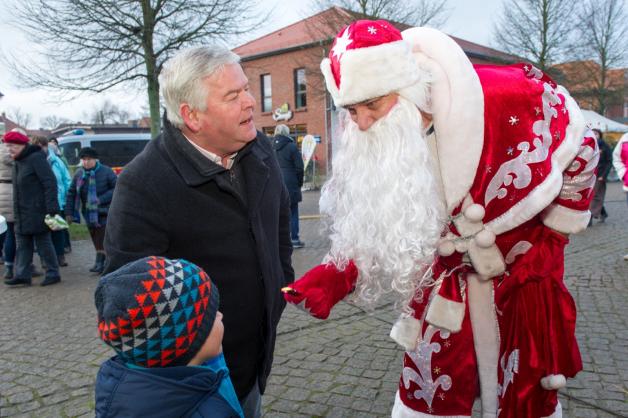 Auch Zarrentins Bürgermeister Klaus Draeger wurde mit seinem Enkelsohn Johann vom Weihnachtsmann überrascht. Auch Zarrentins Bürgermeister Klaus Draeger wurde mit seinem Enkelsohn Johann vom Weihnachtsmann überrascht.