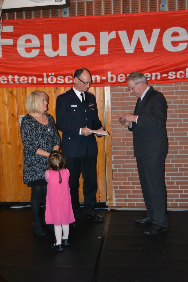 Der Prisdorfer Bürgermeister Rolf Schwarz (rechts) überreicht Helmut Hoyer das Brandschutz-Ehrenzeichen in Gold am Bande vom Land Schleswig-Holstein. Der Prisdorfer Bürgermeister Rolf Schwarz (rechts) überreicht Helmut Hoyer das Brandschutz-Ehrenzeichen in Gold am Bande vom Land Schleswig-Holstein.