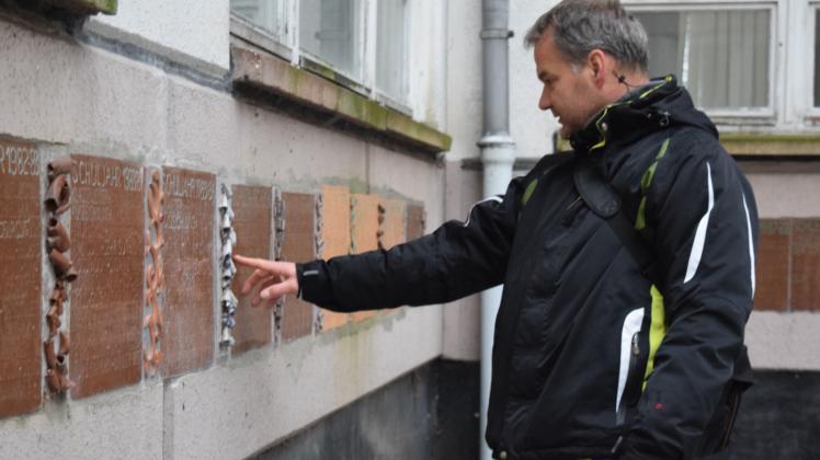 Ralf Saase sucht an der Straße der Besten im Innenhof der ehemaligen POS „Karl Marx“ seinen Namen.