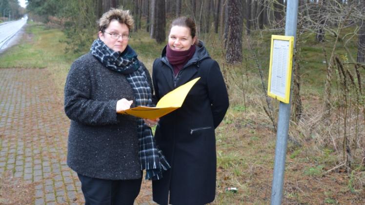 Neustadt-Glewes Bürgermeisterin Doreen Radelow (l.) und Bauamtsleiterin Dörte Ecks freuen sich, dass nun endlich ein neues Buswartehäuschen gebaut werden kann. Fotos: münchow / stadt 
