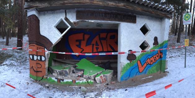 So sah das alte Buswartehaus nach dem Unfall aus. So sah das alte Buswartehaus nach dem Unfall aus.