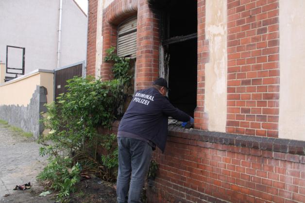 Nach dem Brand vom 26. Mai untersuchte die Kriminalpolizei den Tatort. In der Nacht zum 15. Juni versuchte der Brandstifter erneut, das Haus anzuzünden. An diesem Haus wurde die Tatverdächtige dann auch geschnappt. Nach dem Brand vom 26. Mai untersuchte die Kriminalpolizei den Tatort. In der Nacht zum 15. Juni versuchte der Brandstifter erneut, das Haus anzuzünden. An diesem Haus wurde die Tatverdächtige dann auch geschnappt.