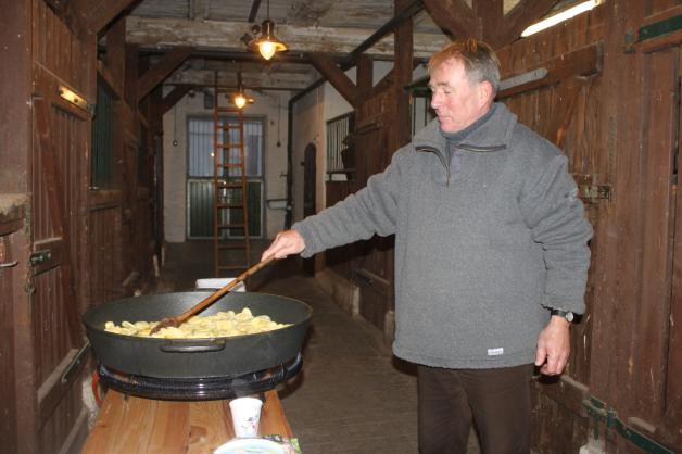 Michael Werner bereitete leckere Bratkartoffeln zu. Dazu gab es schmackhafte Buletten.