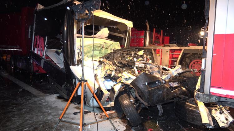 Lkw-Unfall Sorgt Für 15 Kilometer Langen Stau Auf A7 | SHZ