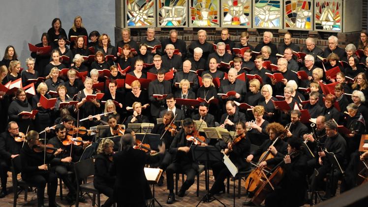 Aus zwei mach eins: Über 100 Sänger aus dem Eltern-Lehrer-Ehemaligen-Chor der Gemeinschaftsschule Brachenfeld und dem Anschar-Chor sangen am Sonntag das Weihnachtsoratorium von Johann Sebastian Bach.  