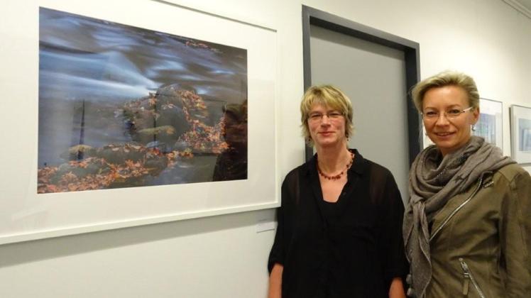 Natur Erleben: Ausstellungseröffnung mit den Güstrowerinnen Gabi Laddach (l.) und Anette Baranyai. 