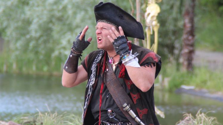 Dustin Semmelrogge ist – mit einem Jahr Unterbrechung – seit 2012 beim Piraten Action-OpenAir-Theater in Grevesmühlen dabei. 2018 kehrt er auf die Bühne zurück. 
