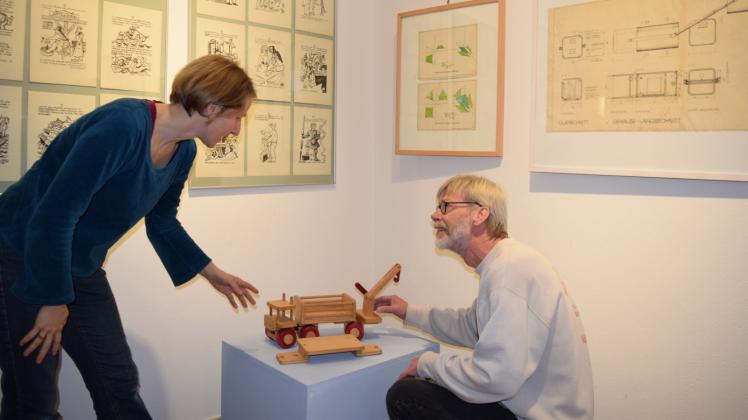 Kurator Dr. Wolf Karge zeigt Antje Schunke, Leiterin des Schleswig-Holstein-Hauses, Spielzeug aus Heiligendamm. 