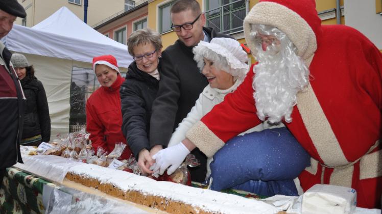 Der Stollen wird angeschnitten, v.r. Weihnachtsmann Lothar Krips, Lotti Jenßen als Frau Holle, Bürgermeister Dirk Flörke, Stadtpräsidentin Ilka Rohr, Bäckerin Ramona Borowski. 