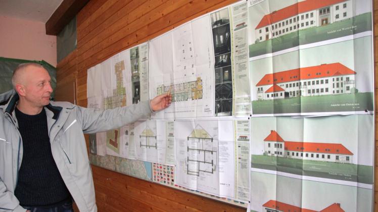 Christian Huch erläutert die Zeichnungen des Architekten Ulf Harms aus Parchim.