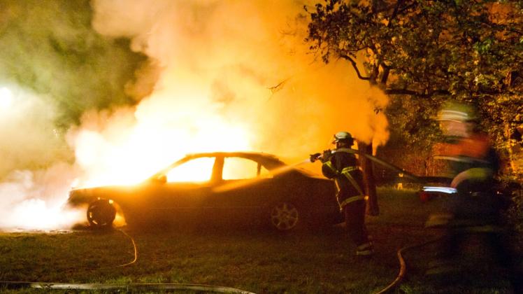 Unfassbare Tat: In Hagenow brannten vor ein paar Tagen drei teure Mercedes-Fahrzeuge ab. Die Polizei ist mit ihren Ermittlungen noch nicht erfolgreich gewesen.