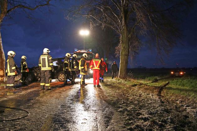 Schwerer Unfall auf L 11 zwischen Bützow und Jürgenshagen: 34-jährige Schwangere rast frontal gegen Baum
