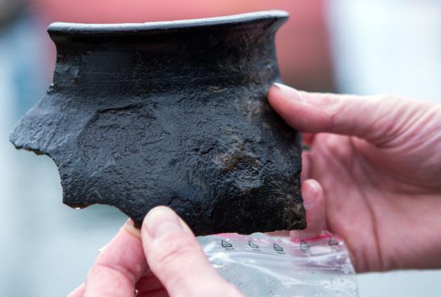 Das Teil eines Keramikgefäßes wurde beim dritten Wrack gefunden.