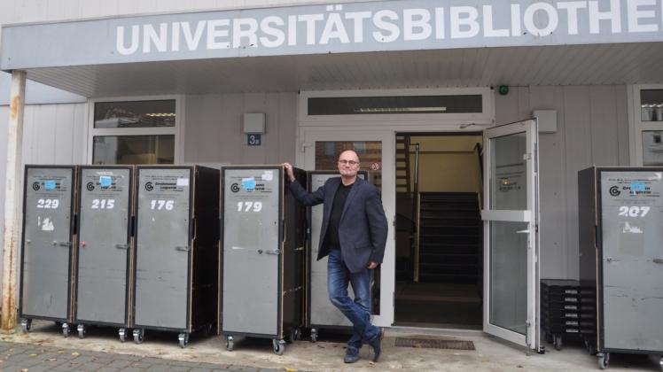 Bereichsbibliothek in der Schwaanschen Straße: Der Direktor der Universitätsbibliothek Rostock, Robert Zepf, ist froh über den reibungslosen Ablauf des Umzugs.