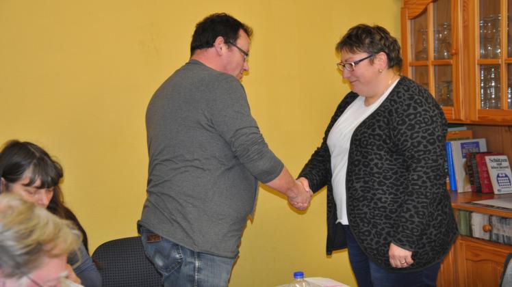 Bürgermeister Frank Busch verpflichtete Diana Kolzer als neue Gemeindevertreterin. Fotos: Ilja Baatz 