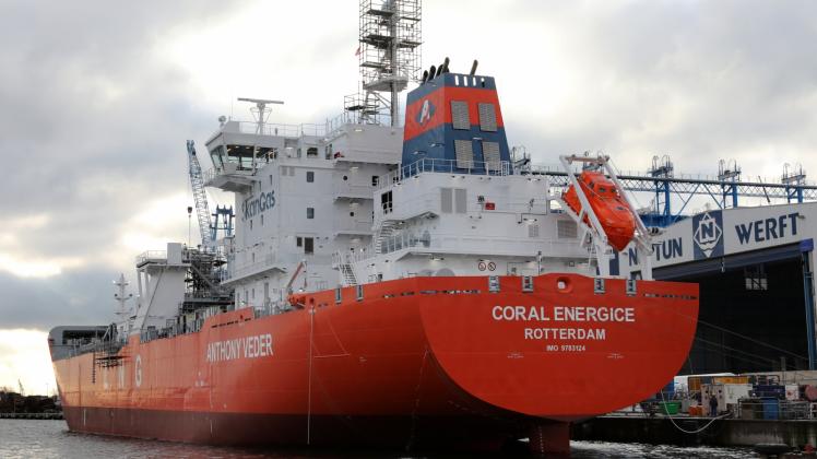 Der Gastanker „Coral Energice“ liegt am Kai der Neptun Werft in Rostock. 